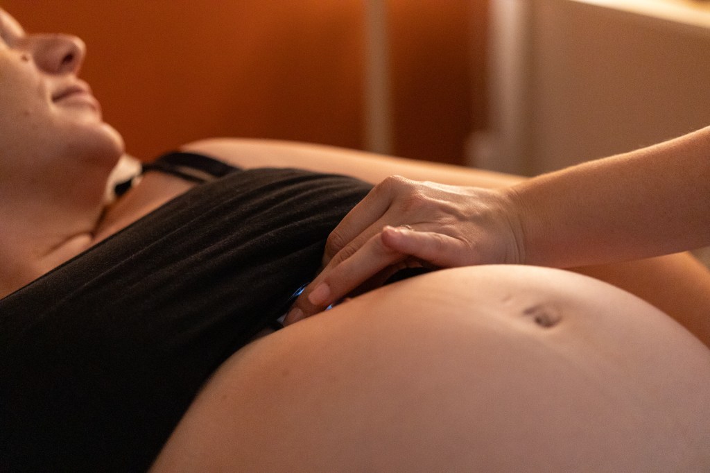 Bain enveloppé Laura Morice Pernes les fontaines Heartbeat bain bébé thérapeutique bain bebe TBB HBB